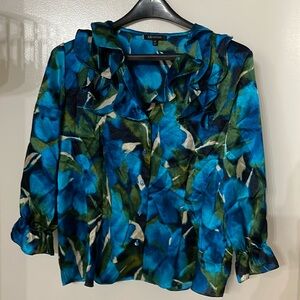 AK Anne Klein Women’s Blue Green Floral Size 14P Silky Ruffle button up blouse.